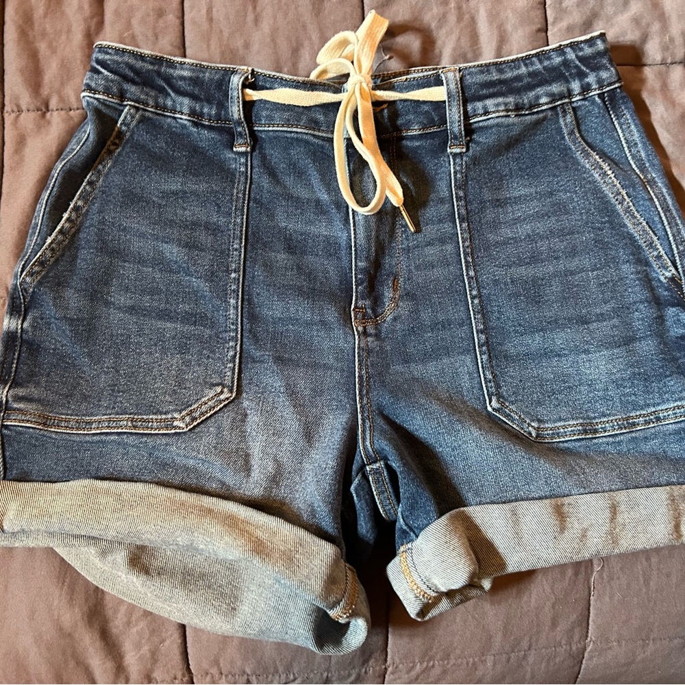 Judy Blue Blue Jean Shorts with Cream Tie